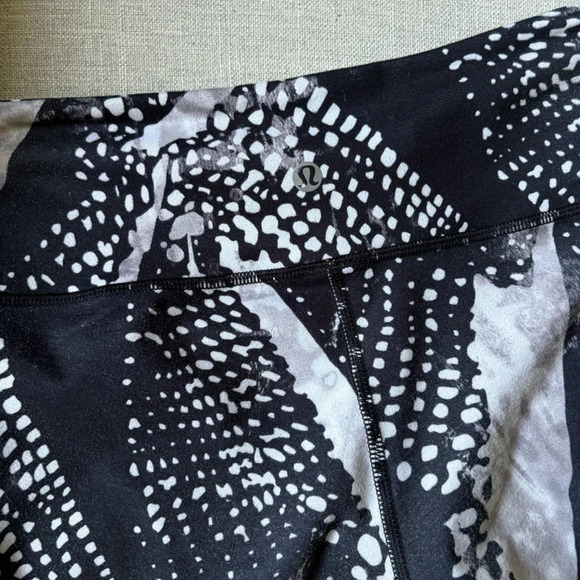 Lululemon Wunder Under Leggings Pant III White Black Abstract Print Size 4 - Picture 8 of 8